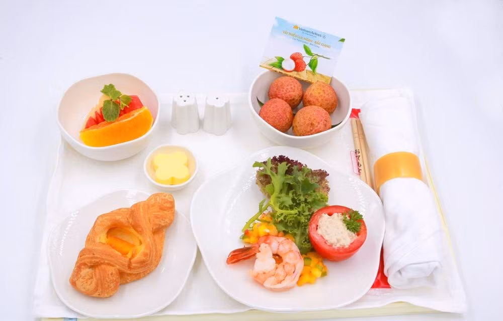  陆岸荔枝成了越航航班餐食 ảnh 1