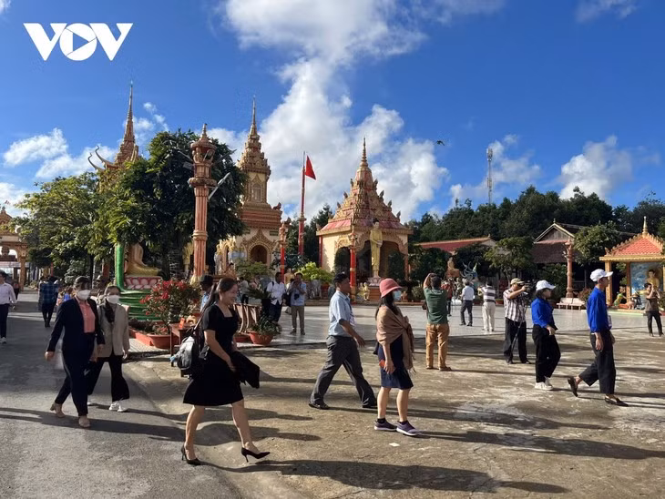 九龙江平原地区旅游景点春节期间吸引大量游客 ảnh 1