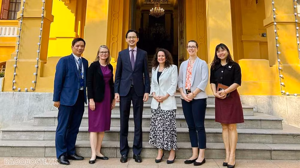 越南外交部副部长杜雄越会见美国驻联合国人权理事会大使 ảnh 1
