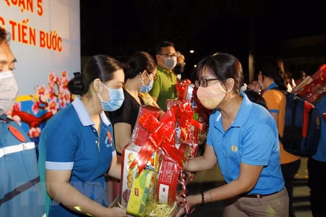 胡志明市拨出1.11万亿越盾 确保贫困群众过个好年 ảnh 1