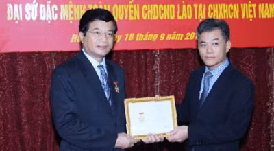 越南向老挝驻越大使授予“致力于各民族和平友谊纪念章” ảnh 1