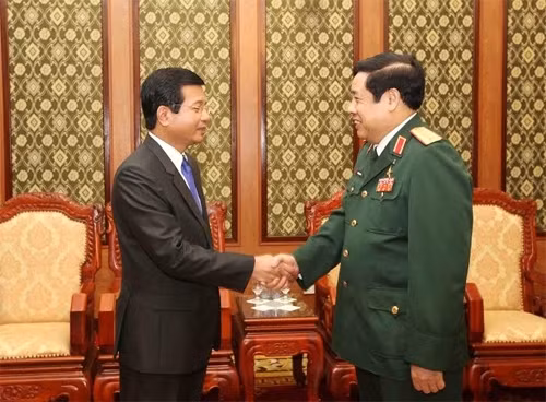 越南国防部部长冯光青大将会见老挝驻越大使 ảnh 1