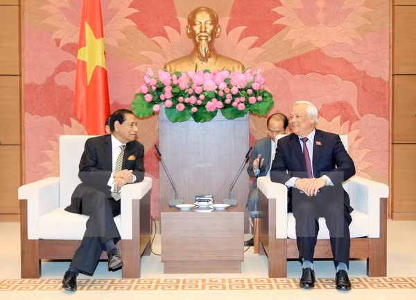越南国会副主席会见孟加拉国议会公共行政事务委员会代表团 ảnh 1 越南国会副主席会见孟加拉国议会公共行政事务委员会代表团 ảnh 1