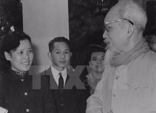 《胡志明：事业与时代》新书在蒙古问世 ảnh 1