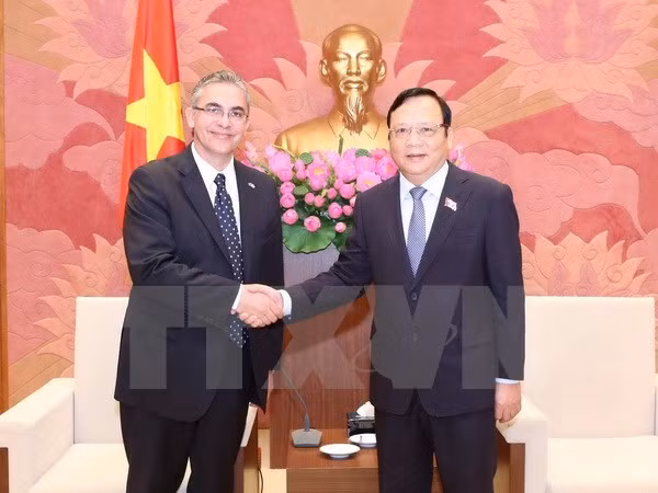 越南国会副主席黄玉山会见阿根廷执政联盟“胜利阵线”代表团 ảnh 1 越南国会副主席黄玉山会见阿根廷执政联盟“胜利阵线”代表团 ảnh 1