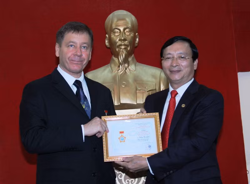越南授予乌克兰驻越大使“致力于各民族和平友谊”纪念章 ảnh 1 越南授予乌克兰驻越大使“致力于各民族和平友谊”纪念章 ảnh 1