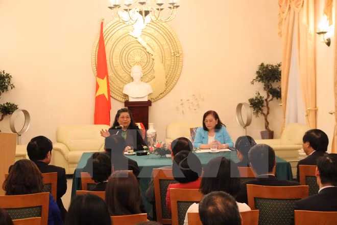 越南国会副主席探访越南驻德国大使馆 ảnh 1