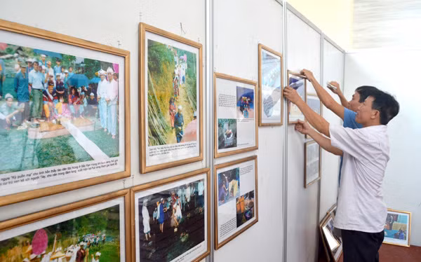 “越南岱族、侬族、傣族天曲文化遗产展”在宣光省举行 ảnh 1