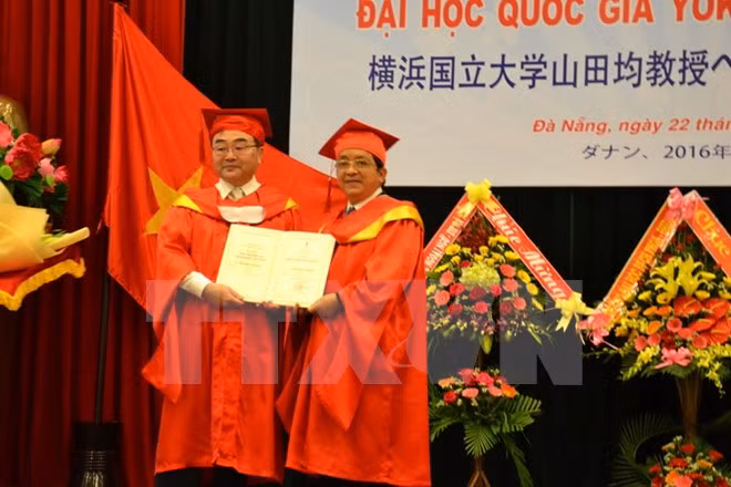 越南岘港大学向日本教授博士授予荣誉博士称号 ảnh 1