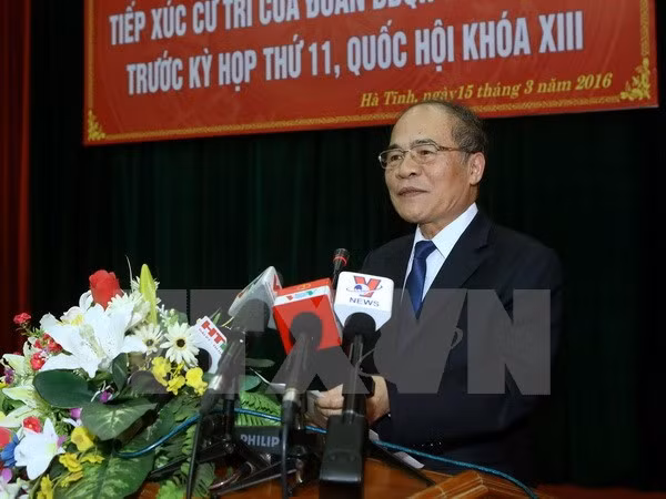 越南国会主席阮生雄接触河静省选民 ảnh 1 越南国会主席阮生雄接触河静省选民 ảnh 1