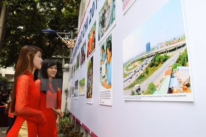 “祖国之春”新闻图片展在河内举行 ảnh 1