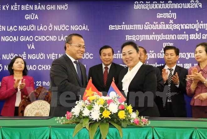 老挝政府副总理通论·西苏里会见越南外交部代表团 ảnh 1 老挝政府副总理通论·西苏里会见越南外交部代表团 ảnh 1