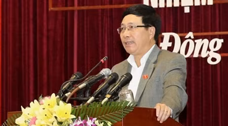 越共中央书记处常务书记丁世兄接触和平省选民 ảnh 2