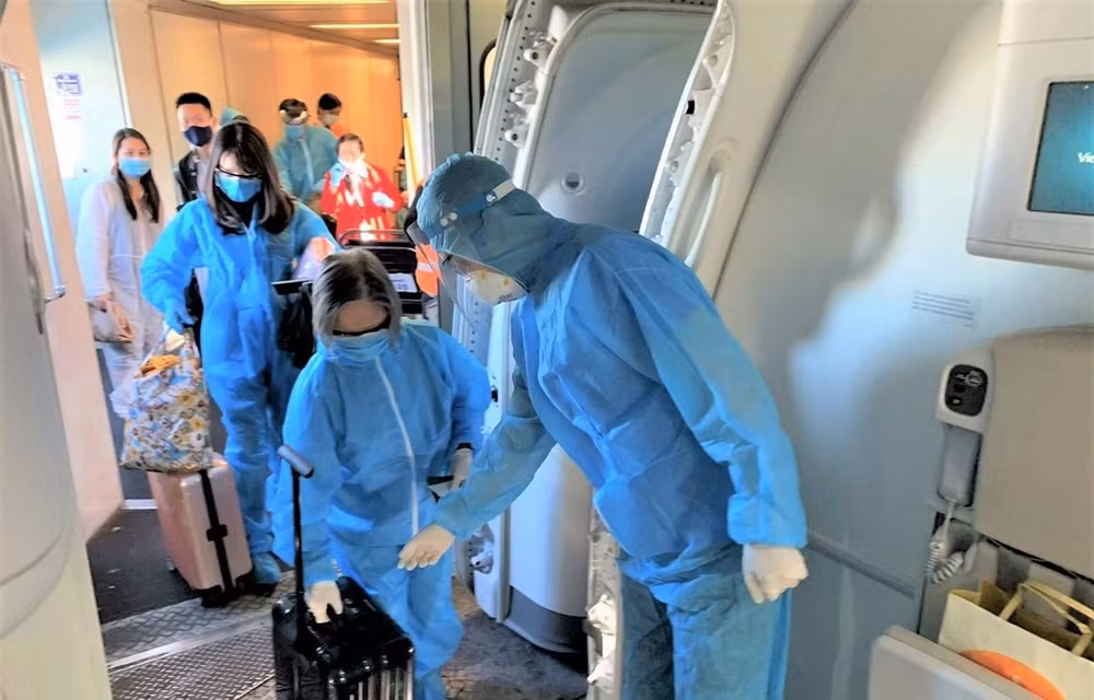 新冠肺炎疫情：安排航班送滞留胡志明市和南方各省居民回家 ảnh 1