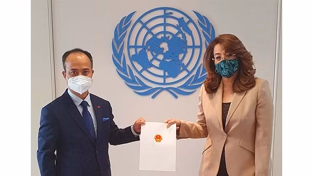阮忠坚大使向联合国维也纳办事处总干事递交委任书 ảnh 1