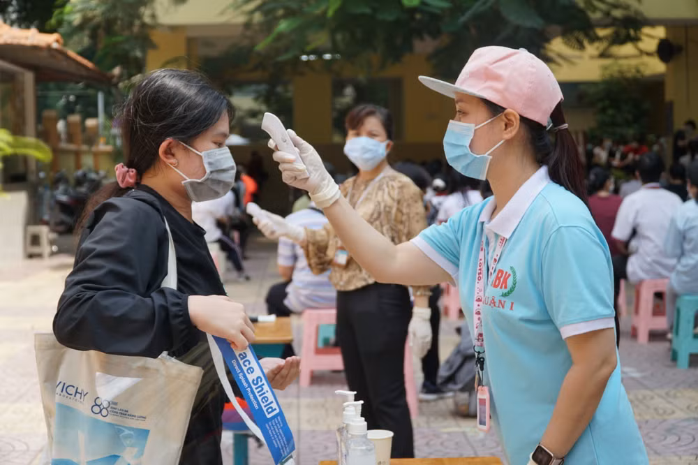 全国医务人员火速前往胡志明市支援防疫工作 ảnh 1