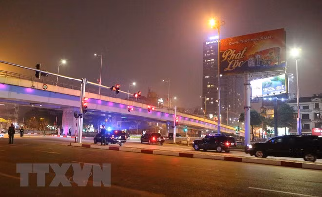 美国总统特朗普坐“野兽”到达河内万豪酒店（组图） ảnh 1