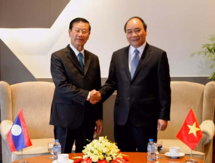 越南政府副总理阮春福会见老挝政府副总理宋沙瓦•凌沙瓦 ảnh 1