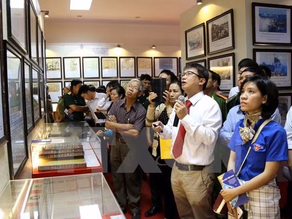 “黄沙和长沙归属越南—历史证据和法律依据”图片资料展在嘉莱省举行 ảnh 1