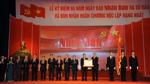 越南《人民报》社举行创刊65周年庆典暨一级独立勋章授勋仪式 ảnh 1