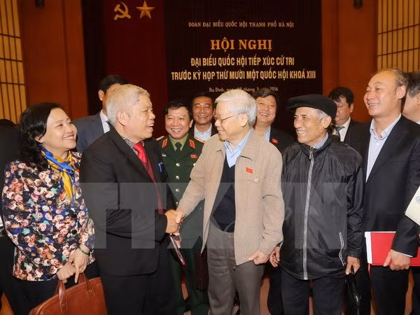 越共中央总书记阮富仲与河内市选民接触 ảnh 1 越共中央总书记阮富仲与河内市选民接触 ảnh 1