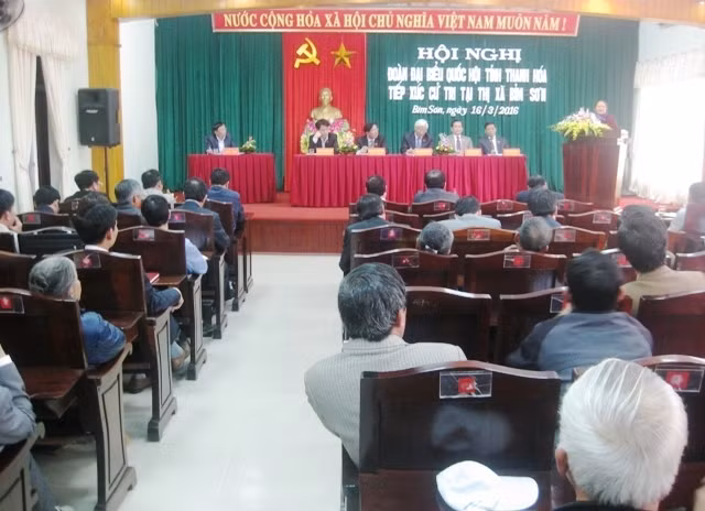 越南国会副主席汪周刘接触清化省选民 ảnh 1