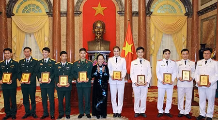 全国各地纷纷举行胡志明共青团成立85周年纪念活动 ảnh 1