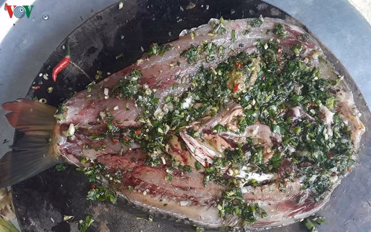 越南西北地区泰族人的特色美食——整烤溪鱼 ảnh 1