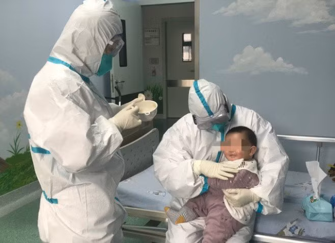 新冠肺炎疫情：三个月大女婴会早日康复出院 ảnh 1