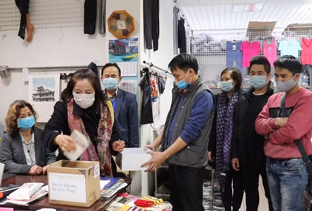 旅居东欧越南人向中部受灾群众捐款献爱心 ảnh 1 旅居东欧越南人向中部受灾群众捐款献爱心 ảnh 1