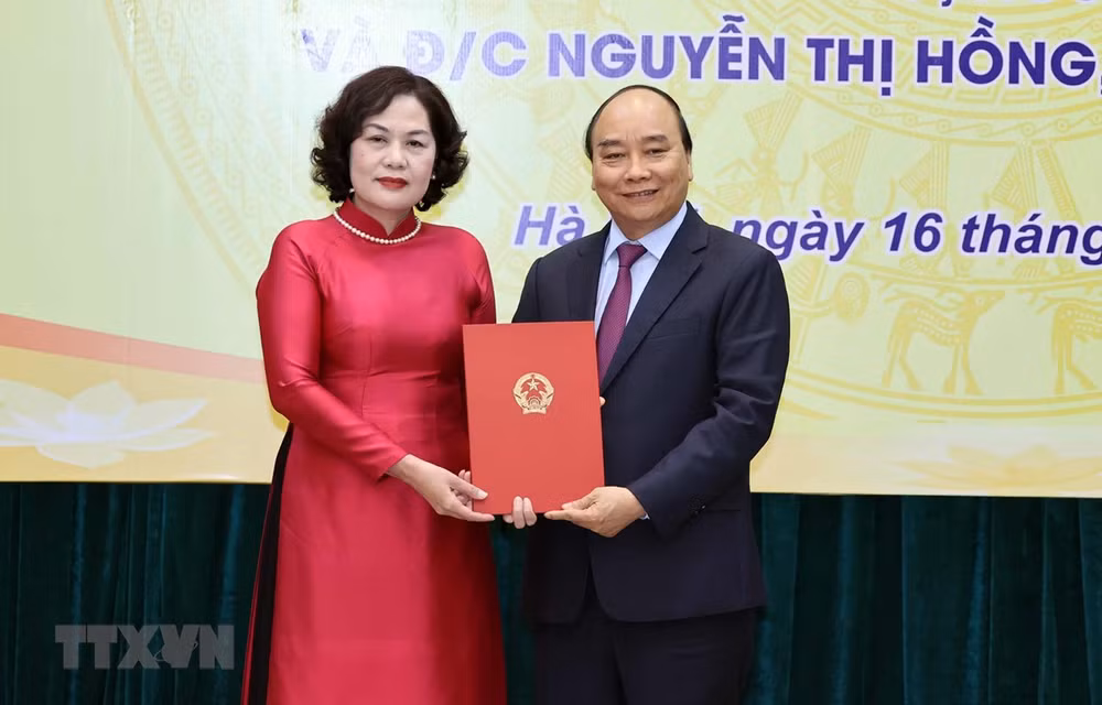 越南政府总理阮春福向各部门领导颁发任命书 ảnh 1
