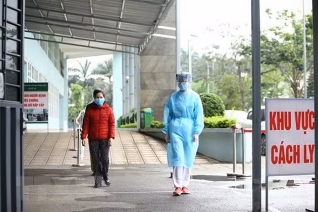 新冠肺炎疫情：广宁省综合医院急诊科全体医护人员集体隔离 ảnh 1