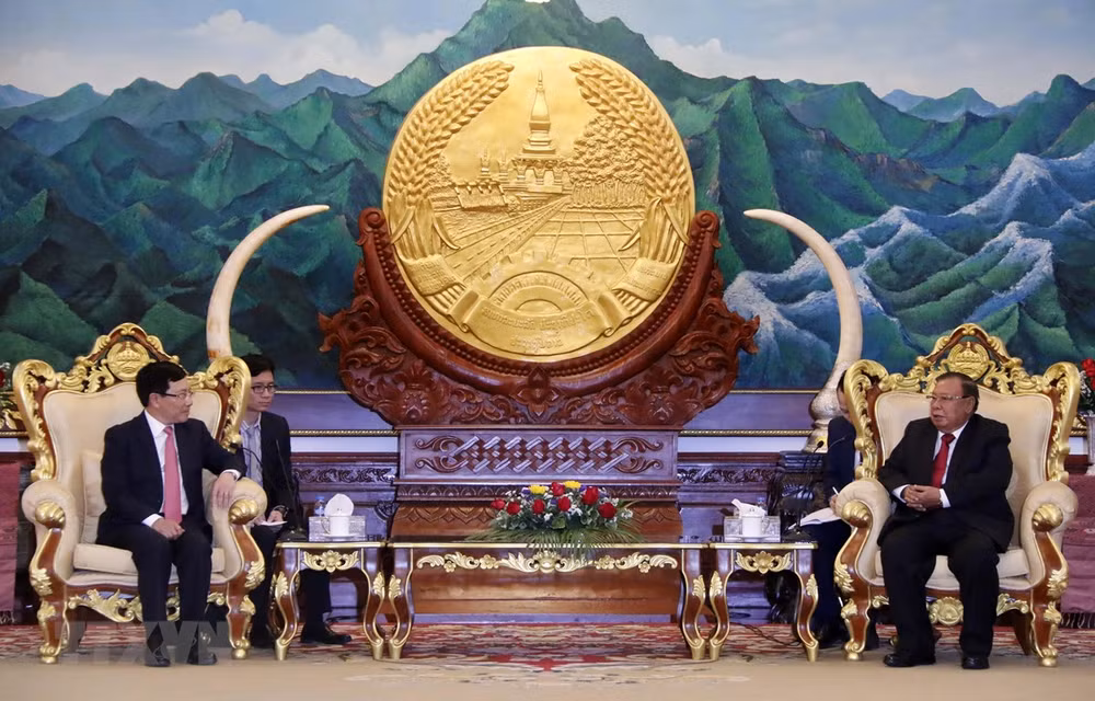 越南政府副总理兼外长范平明会见老挝领导人 ảnh 1 越南政府副总理兼外长范平明会见老挝领导人 ảnh 1