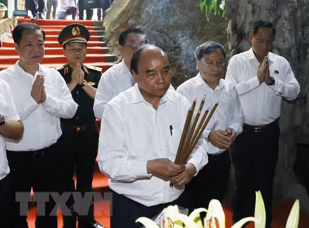 越南国家主席阮春福前往广平省20号决胜路忠烈祠进香 ảnh 1 越南国家主席阮春福前往广平省20号决胜路忠烈祠进香 ảnh 1