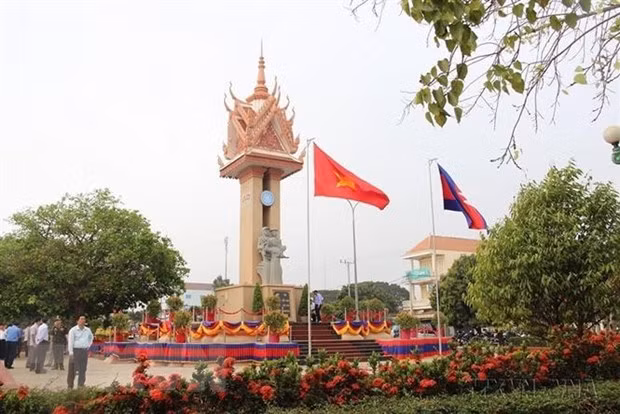 越柬建交55周年：越柬在争取民族独立和国家建设与发展事业中保持团结一心与互助互济 ảnh 1