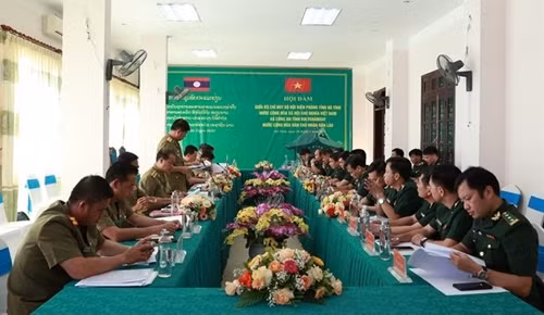 河静省边防部队与老挝波里坎赛、甘蒙两省公安厅举行工作会谈 ảnh 1