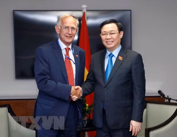越南国会主席王廷惠会见越英友好网络主席沃里克·莫里斯 ảnh 1 越南国会主席王廷惠会见越英友好网络主席沃里克·莫里斯 ảnh 1