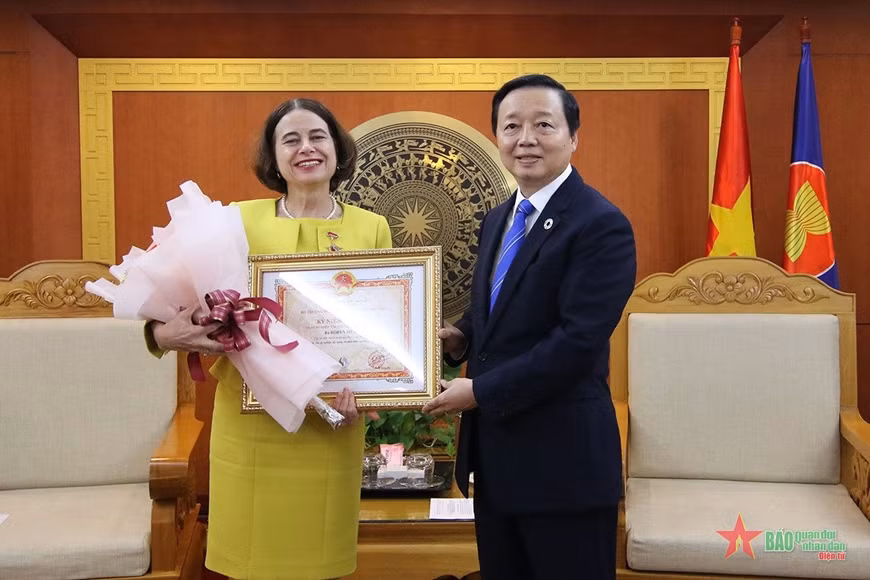 澳大利亚驻越南大使荣获越南“致力于自然资源与环境事业纪念章” ảnh 1