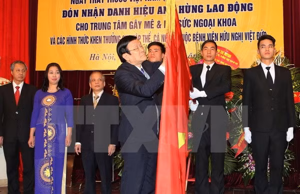 国家主席张晋创授予越德友谊医院麻醉和外科康复中心劳动英雄称号 ảnh 1