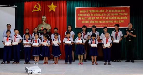 越南最高人民法院院长张和平莅临坚江省富国县调研 ảnh 3