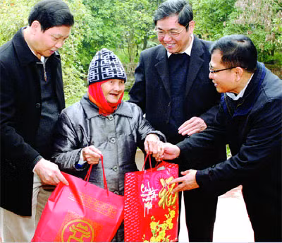 越南各省市力争实现所有人和家庭过好春节的目标 ảnh 1