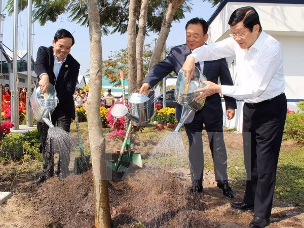 张晋创主席出席2016丙申年“世代铭记胡伯伯之恩”植树节启动仪式 ảnh 1