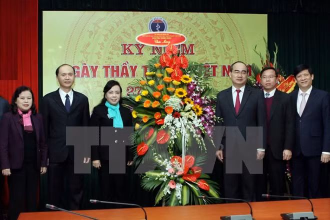 越南党和国家领导向越南医生和医务人员队伍致以节日祝贺 ảnh 1