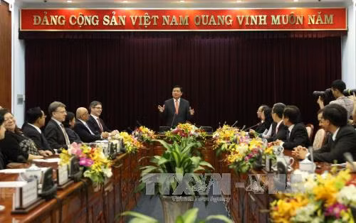 胡志明市委书记丁罗升会见外国驻胡志明市领事团 ảnh 3 胡志明市委书记丁罗升会见外国驻胡志明市领事团 ảnh 3