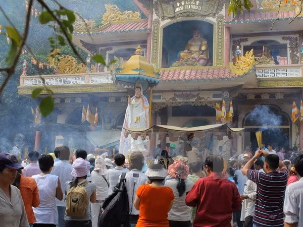 黑婆山旅游区迎来第100万名游客 ảnh 1