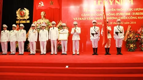 越南公安部举行交警、追捕罪犯警察力量传统日70周年纪念活动 ảnh 1