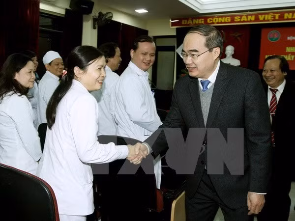 越南祖国阵线中央委员会阮善仁走访慰问医务工作者 ảnh 1 越南祖国阵线中央委员会阮善仁走访慰问医务工作者 ảnh 1