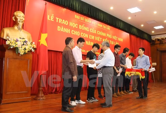 越南政府共向老挝提供1000份奖学金 ảnh 1