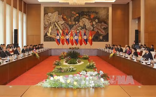 越南国会主席阮氏金银会见老挝人民革命党中央委员会总书记、国家主席本扬•沃拉吉 ảnh 2