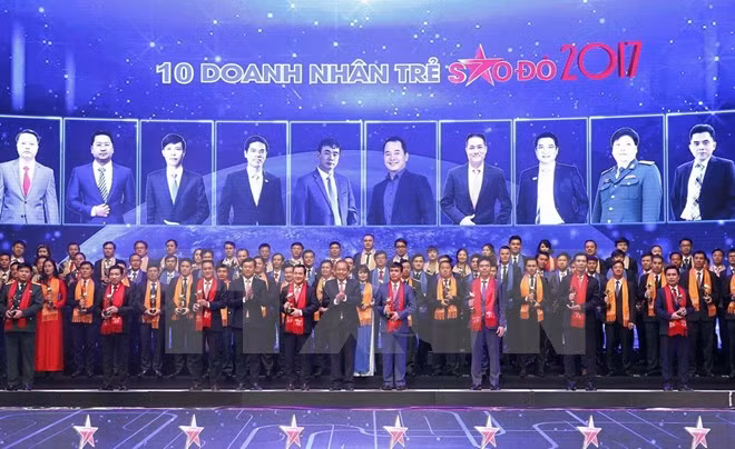 2017年越南100名模范青年企业家表彰大会在河内举行 ảnh 1
